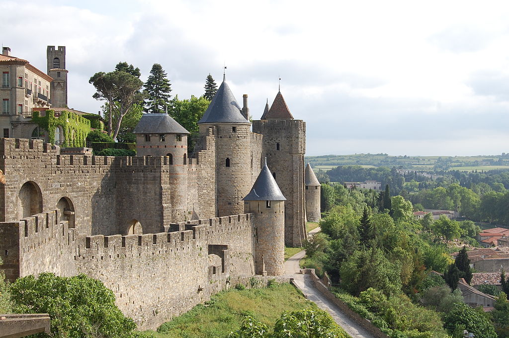 kasteel carcassonne frankrijk wikimedia - De 36 mooiste kastelen in Europa voor iedereen die vanbinnen stiekem een prinses is