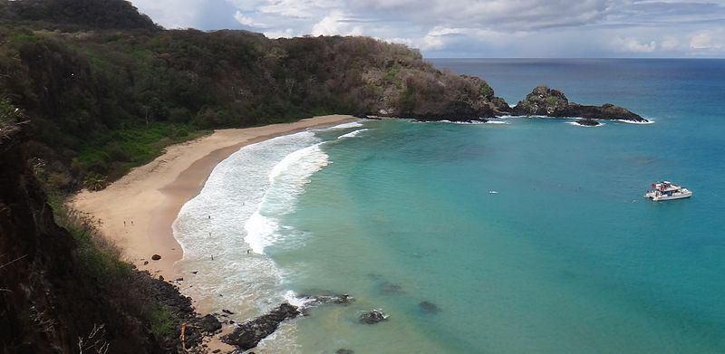 baia dos sanchos wikimedia - De 30 mooiste stranden ter wereld voor op je bucketlist!