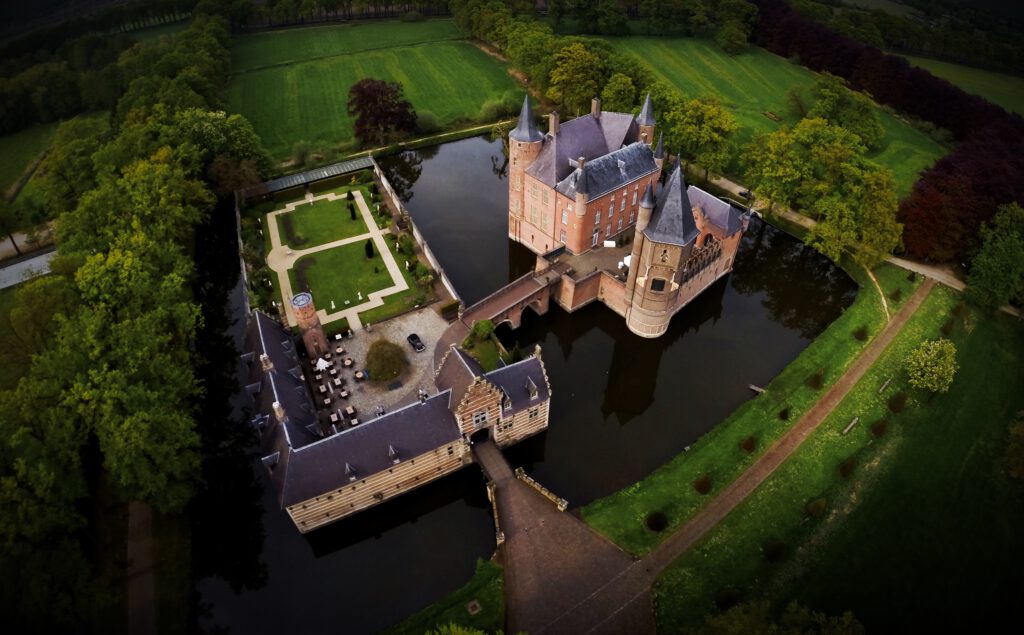 Kasteel Heeswijk kasteel drone 1024x635 - 10x waarom Brabant de leukste provincie van Nederland is (+quiz)