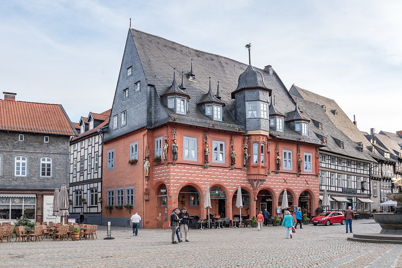 1280px Goslar Kaiserworth 20170915 012 - Dit zijn de 12 leukste dorpjes en kleine stadjes in Duitsland om te bezoeken!