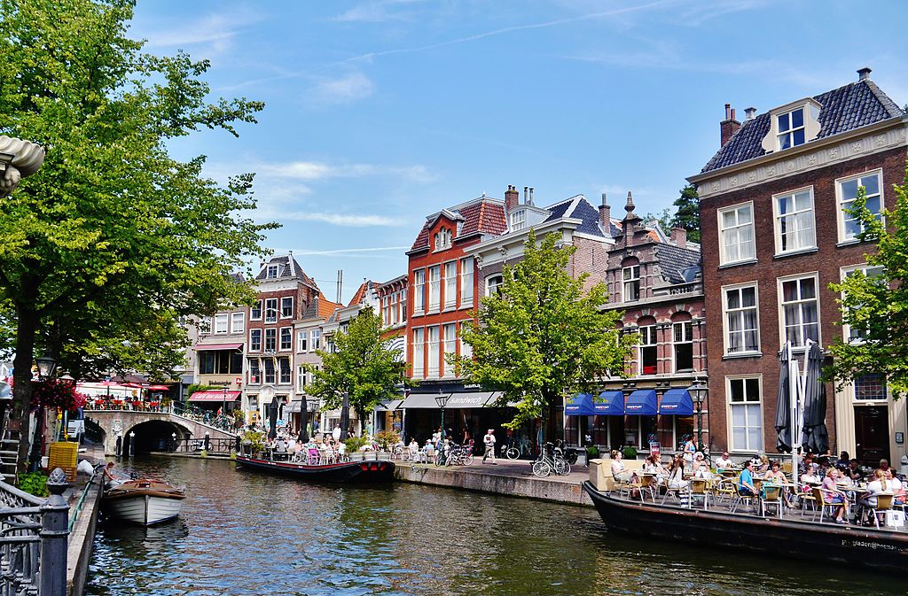 leiden gracht wikimedia - 30x leuke tips voor wat te doen in Leiden tijdens een dagje uit