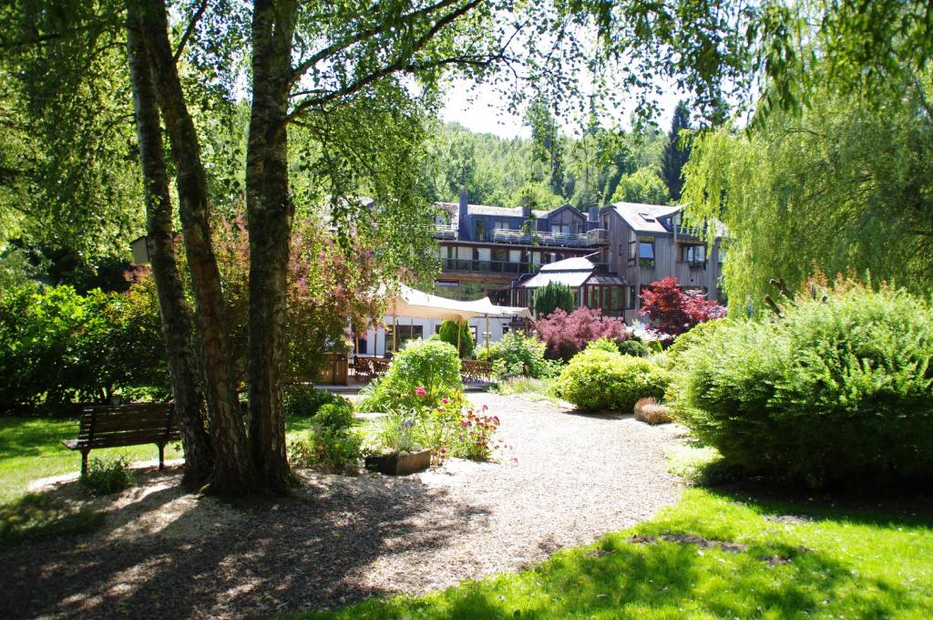 Logis Hostellerie De La Claire Fontaine Tuin Booking.com  - De 16 mooiste plekken in de Ardennen (+ tips voor accommodatie)