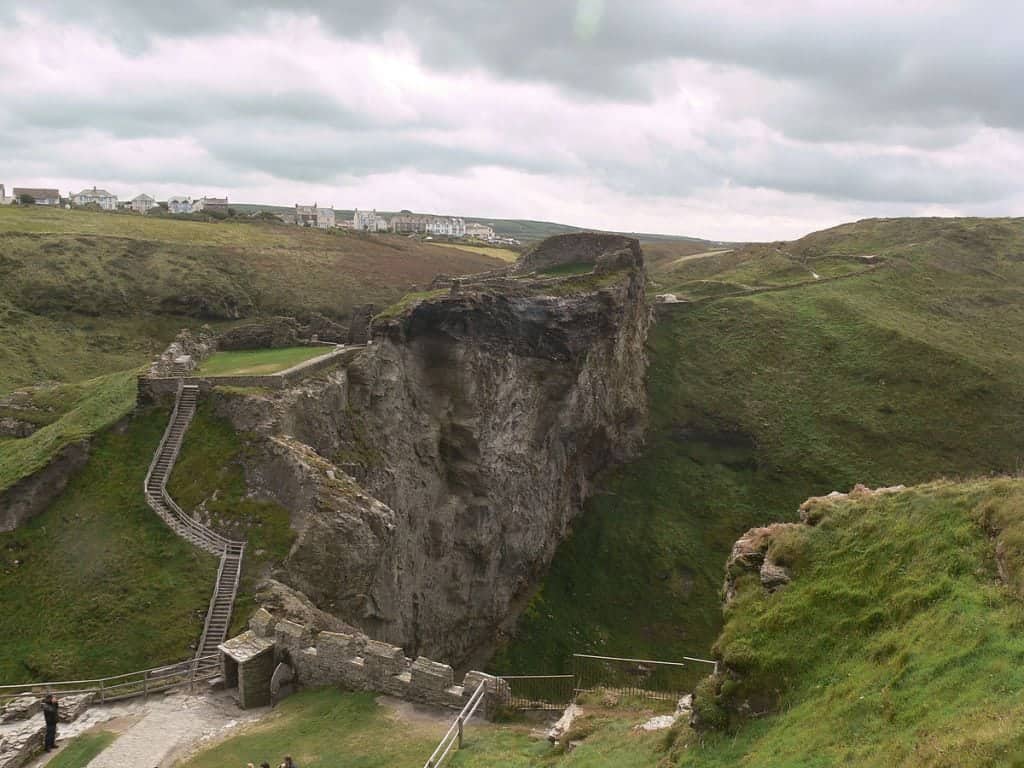1200px-Upper_mainland_courtyard_of_Tintagel_Castle,_2007